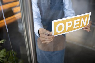 Обязательное использование русского языка в коммерческой деятельности пока не планируется, но это коснется вывесок